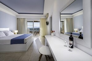 Ropa de cama de alta calidad y caja de seguridad en la habitación 