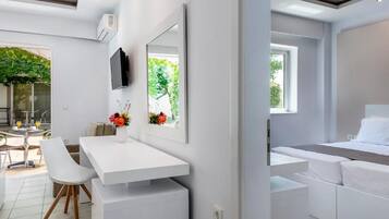 Ropa de cama de alta calidad y caja de seguridad en la habitación