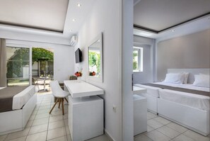 Ropa de cama de alta calidad y caja de seguridad en la habitación 