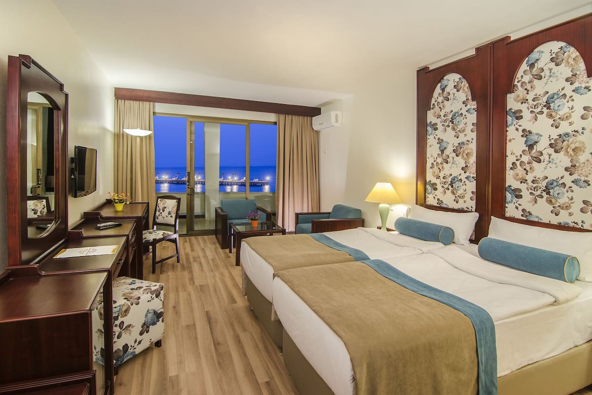 Een minibar met enkele gratis items, een kluis op de kamer