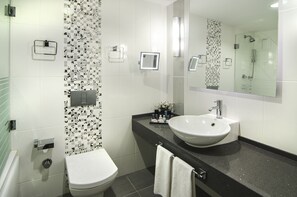 Baignoire, sèche-cheveux, bidet, serviettes fournies