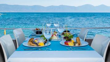 4 restaurants, breakfast, lunch, dinner served; international cuisine