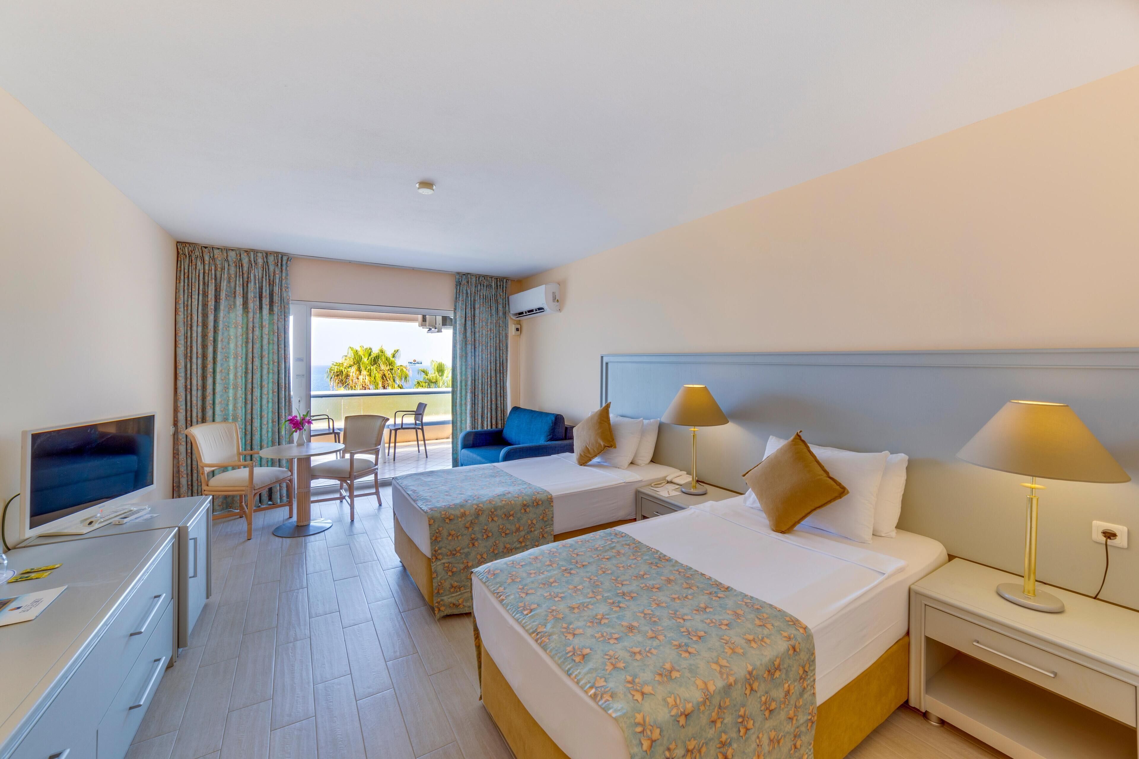 Quarto casal ou duplo standard, vista para o jardim, no piso térreo | Frigobar (abastecido com itens grátis), cofres nos quartos, escrivaninha