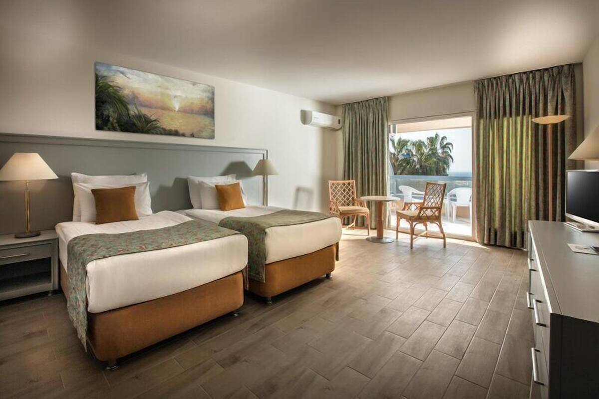 Standaard kamer, uitzicht op zee | Een gratis minibar, een kluis op de kamer, een bureau, gratis babybedden