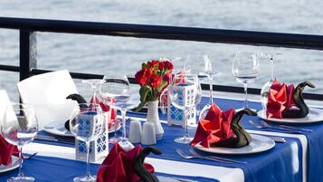 4 restaurants, serveren ontbijt, lunch, diner, internationale gerechten