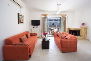 Duplex, 2 quartos | Sala de estar | TV