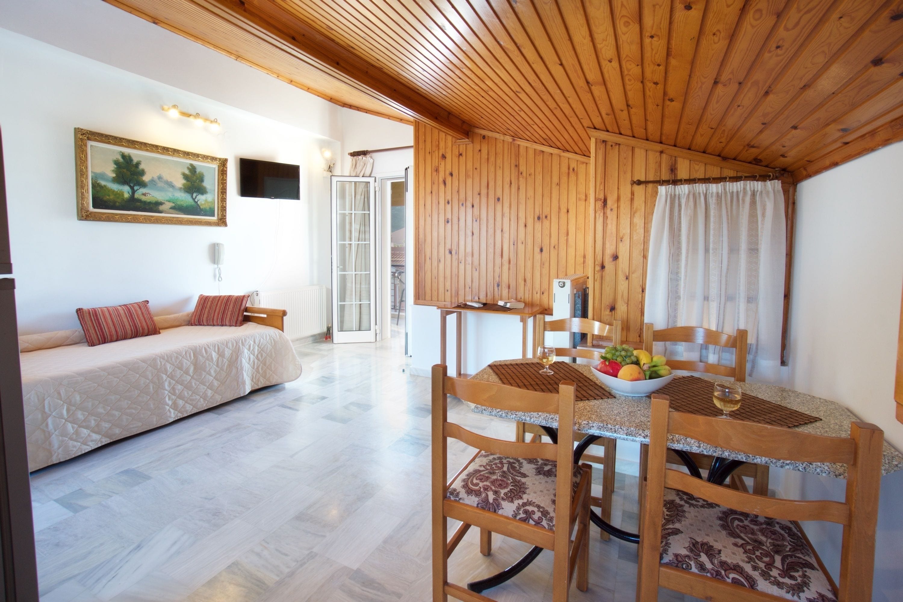 Basic Apartment | Private kitchenette | Fridge, stovetop, coffee/tea maker, electric kettle