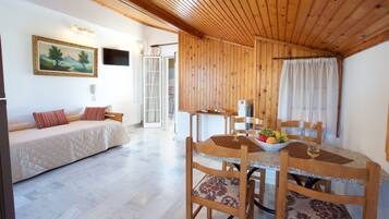 Basic Apartment | Private kitchenette | Fridge, stovetop, coffee/tea maker, electric kettle