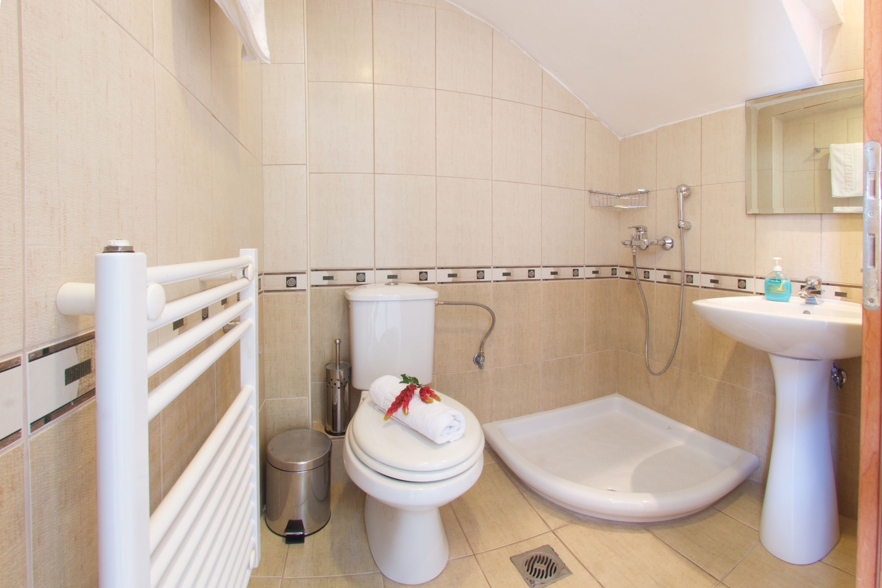 Een badkamer met toilet, bidet en wastafel.