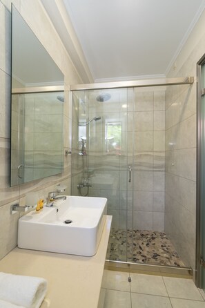 Deluxe Double or Twin Room | Bathroom | Shower, rainfall showerhead, hair dryer, towels - Studios Diamanto (Kefalonia)