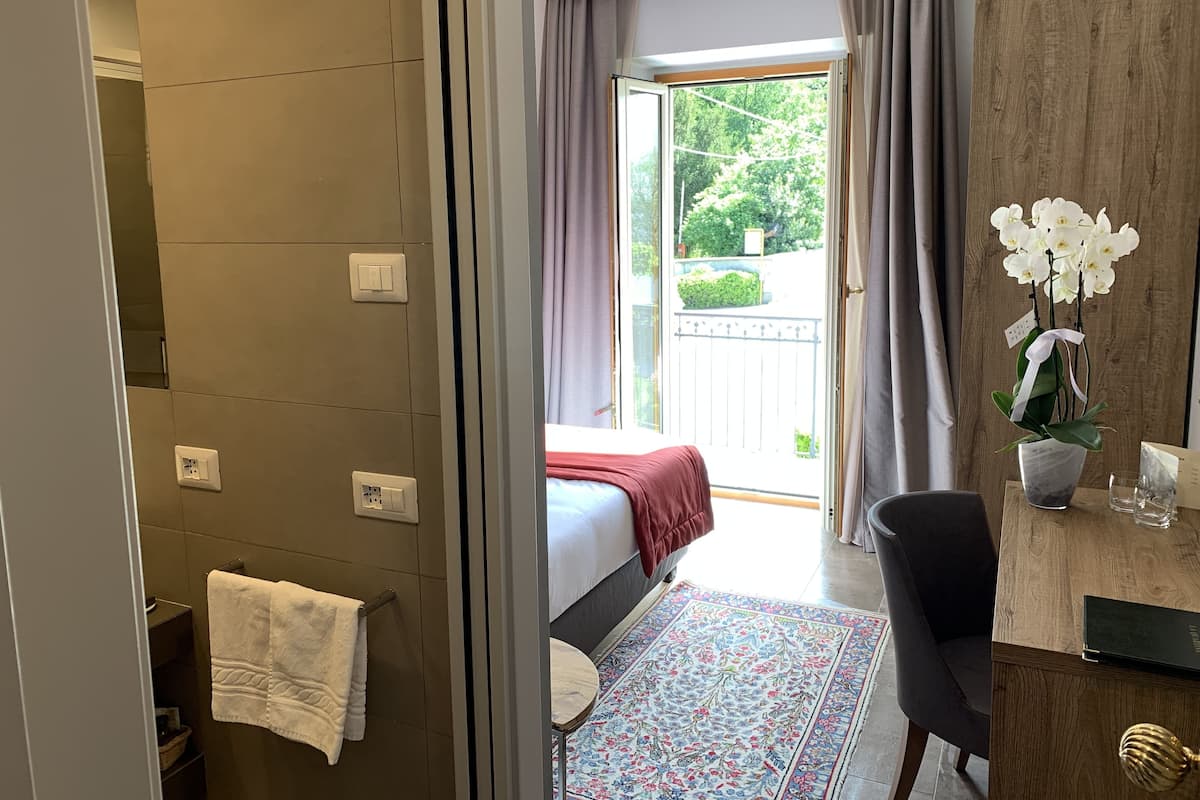 Klassieke kamer, balkon | Een minibar, een kluis op de kamer, een bureau, geluiddichte muren
