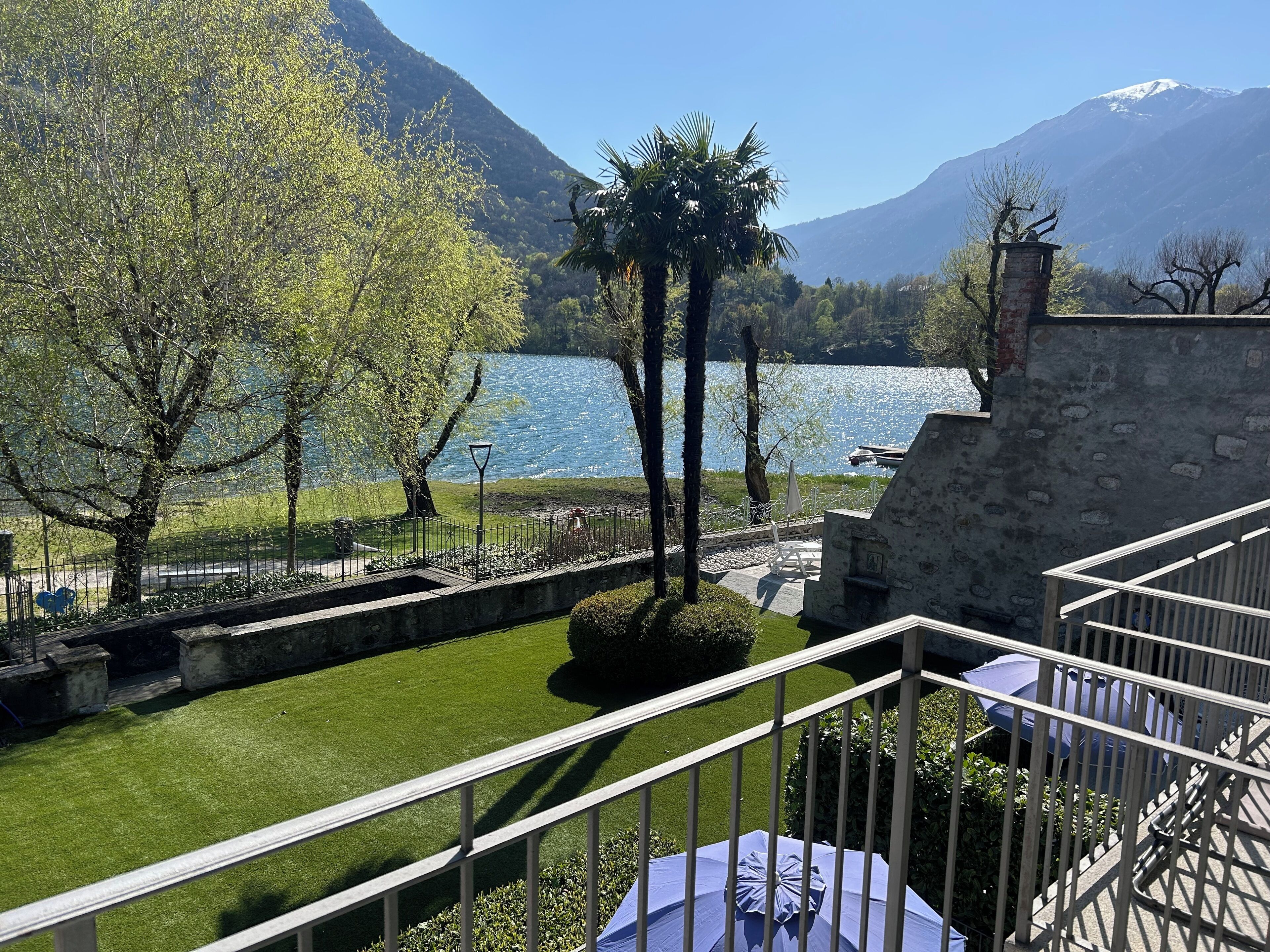 Appartement, 1 slaapkamer, keuken, uitzicht op meer | Een minibar, een kluis op de kamer, een bureau, geluiddichte muren