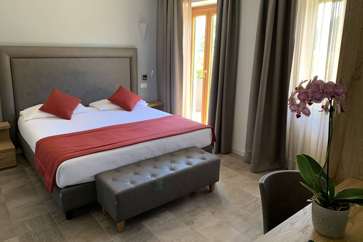 Tweepersoonskamer, 1 tweepersoonsbed, balkon, uitzicht op meer | Een minibar, een kluis op de kamer, een bureau, geluiddichte muren