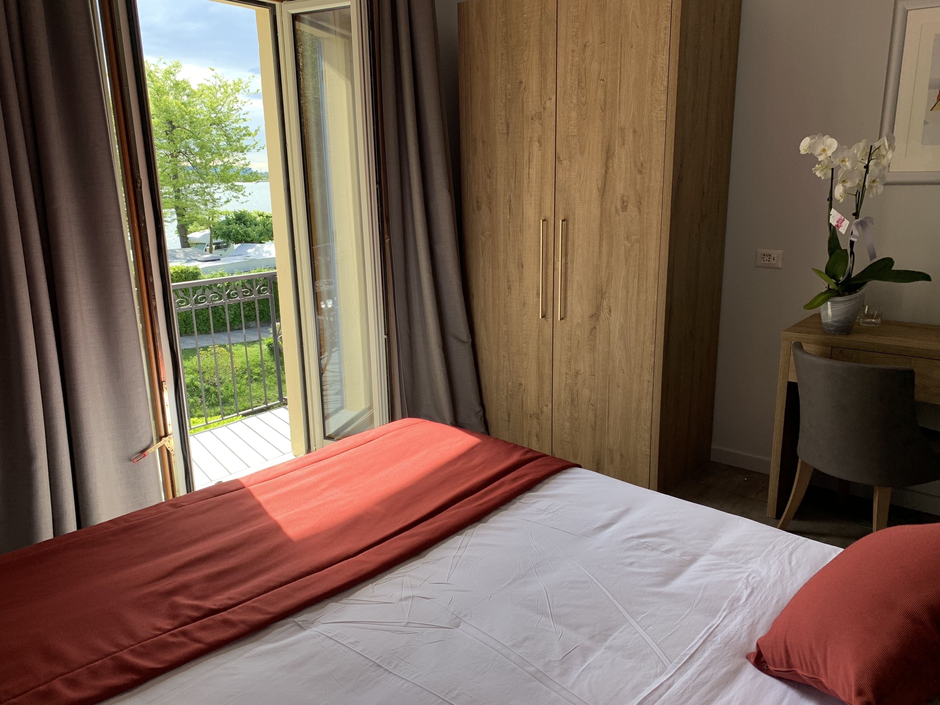 classic room, balcony | minibar, in-room safe, desk, soundproofing