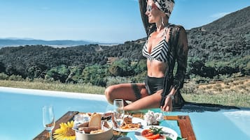 Kolam renang outdoor musiman, dengan kursi berjemur