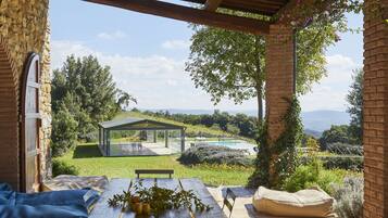 Luxury-Villa, 4 Schlafzimmer, Terrasse, Blick auf die Anlage | Terrasse/Patio
