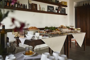 Daily cooked-to-order breakfast (EUR 8 per person)