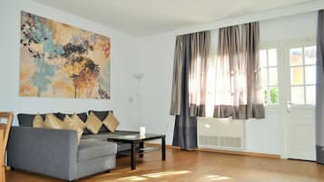 Apartment | Minibar, desk, soundproofing, iron/ironing board