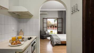 Studio | Private kitchenette | Fridge, coffee/tea maker, electric kettle, cookware/dishes/utensils