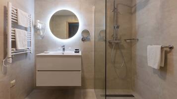 Deluxe Double or Twin Room | Bathroom | Hair dryer, bathrobes, towels