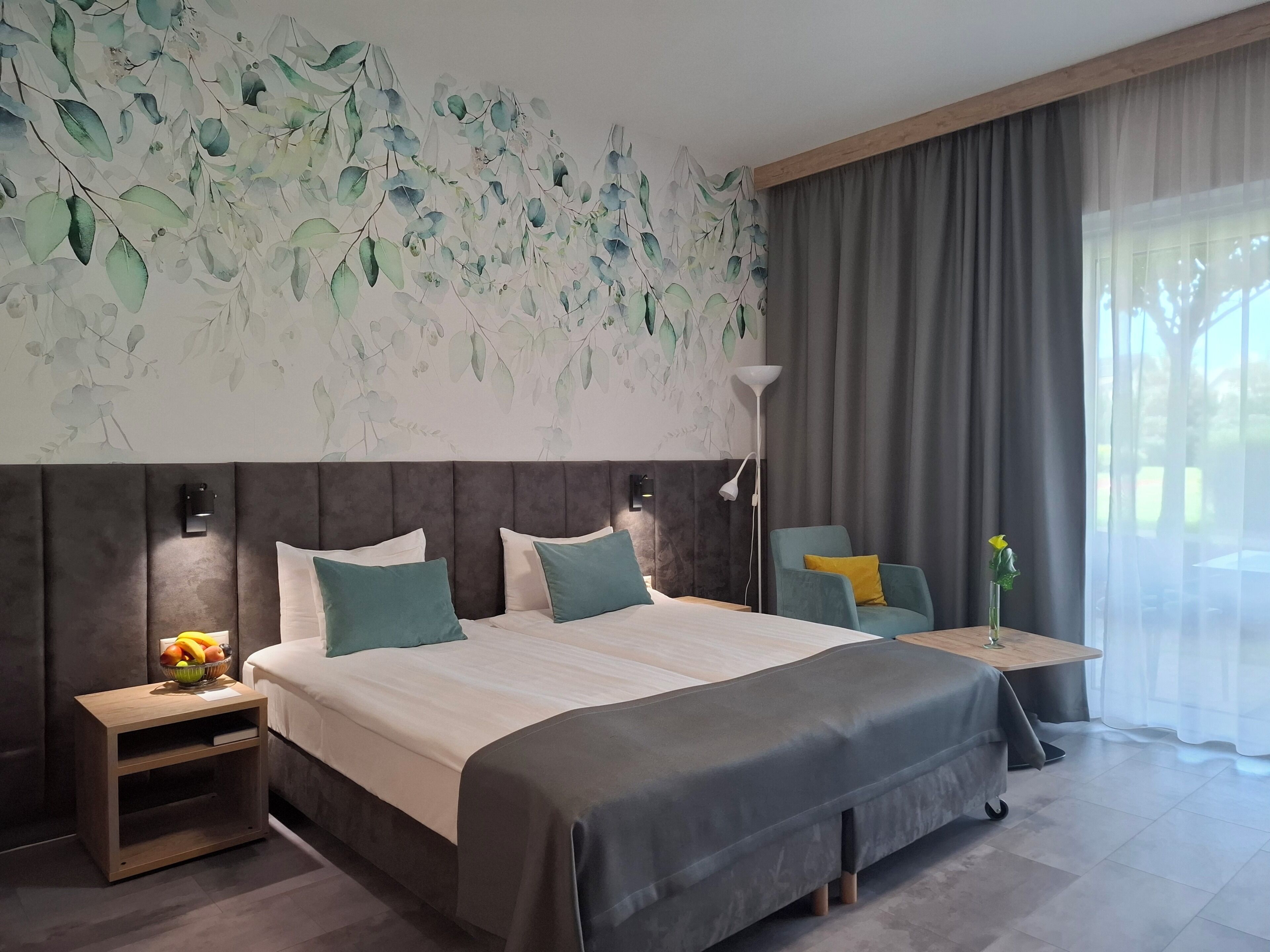 Kamer, 1 twee- of 2 eenpersoonsbedden, toegankelijk voor mindervaliden | Een minibar, een kluis op de kamer, een bureau, een laptopwerkplek