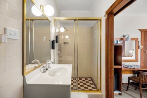 Classic Room, 1 Queen Bed | Bathroom