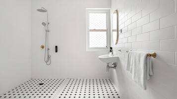 Deluxe Quadruple Room | Bathroom | Shower, hair dryer, towels, soap