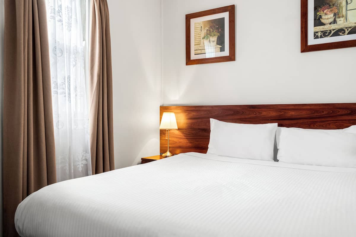 Classic Room, 1 King Bed | Premium bedding, minibar, individually decorated, individually furnished
