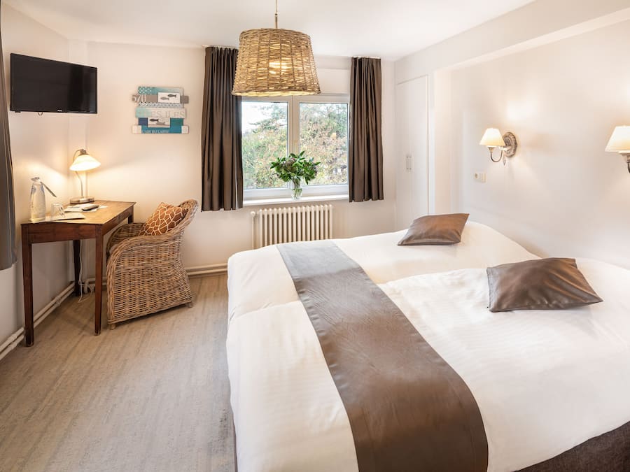 Desk, cribs/infant beds, free WiFi, bed sheets