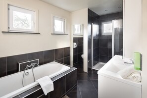 Rum - 3 sovrum (2 Bathrooms) | Badrum | Dusch och handdukar
