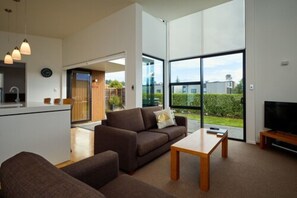 Fridge, microwave, coffee/tea maker, electric kettle - The Fairways Accommodation Kaikoura (Kaikoura)