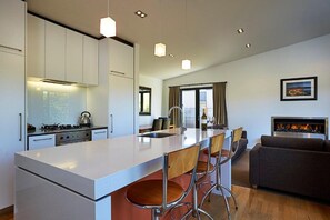 Appartement Standard, 2 chambres | Cuisine privée | Réfrigérateur, four à micro-ondes, cafeti ère-théière