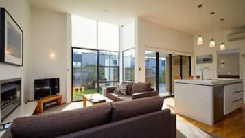 Apartamento estándar, 2 habitaciones | Zona de estar | Smart TV de 29 pulgadas con canales por satélite, una televisión