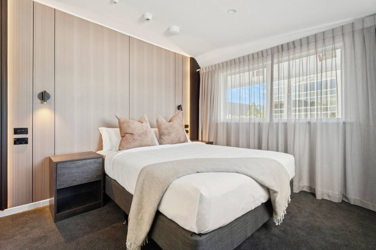 Habitación de lujo, 1 habitación | Tabla de planchar con plancha, wifi, ropa de cama