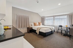 Suite estudio de lujo, 1 cama de matrimonio | Tabla de planchar con plancha, wifi, ropa de cama