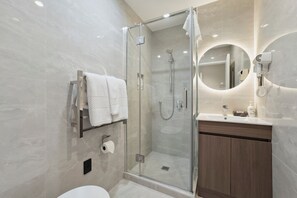Luxury Studio Suite, 1 King Bed | Bathroom - Sai Motels - Greenlane Auckland (Auckland)