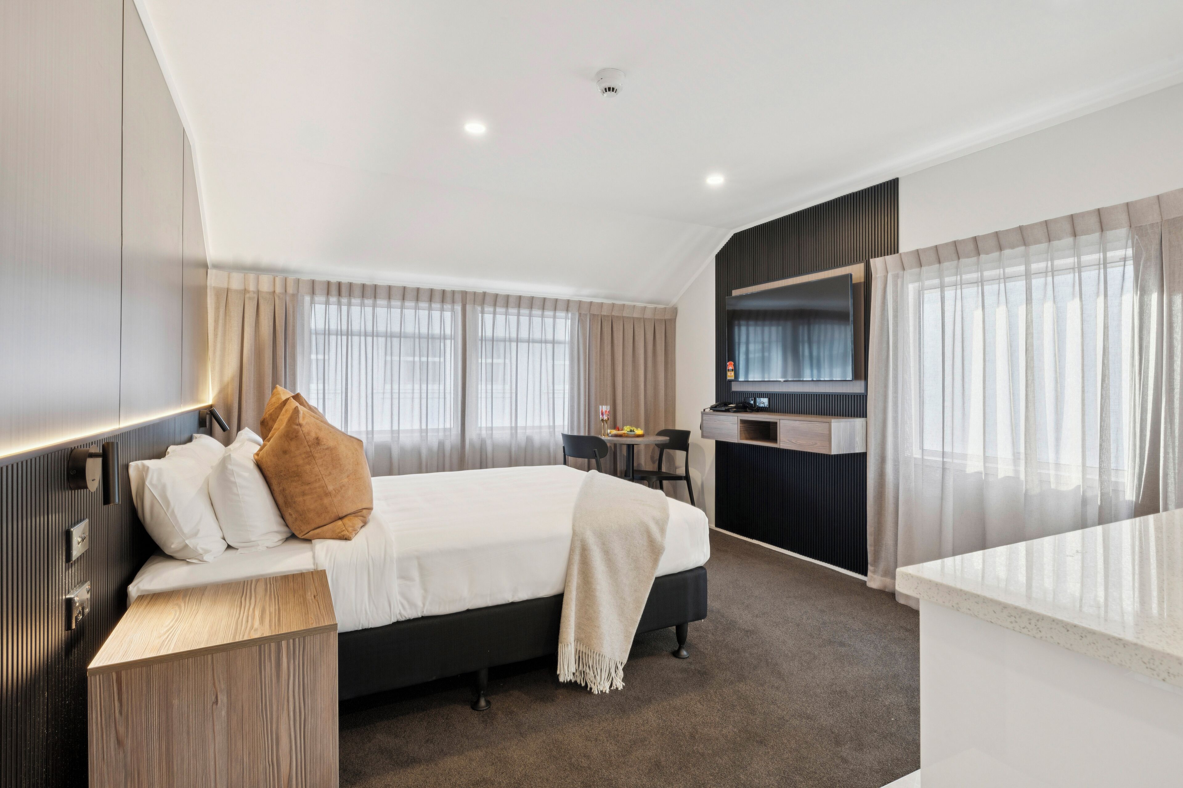 Suite estudio de lujo, 1 cama de matrimonio grande | Tabla de planchar con plancha, wifi, ropa de cama