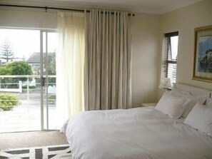 Premium bedding, in-room safe, desk, iron/ironing board - Aristotle Guest House (Gqeberha (Port Elizabeth))