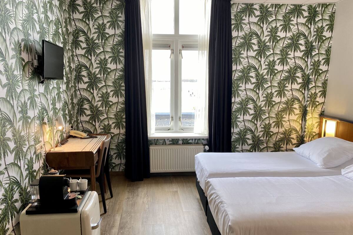Safe på rommet, skrivebord, blendingsgardiner og ekstrasenger