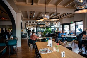 Breakfast, lunch, dinner served; alfresco dining - Hotel Monopole Harderwijk (Harderwijk)