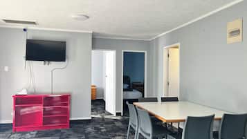 Apartment, 2 Schlafzimmer | 3 Schlafzimmer, Bügeleisen/Bügelbrett, kostenloses WLAN, Bettwäsche