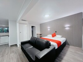 开间 (California King) | 熨斗/熨衣板、免费 WiFi、床单