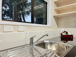 Queen Studio | Private kitchen - Beetham Park Motel (Hamilton)