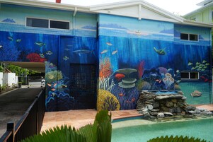Piscine extérieure, parasols de plage, chaises longues
