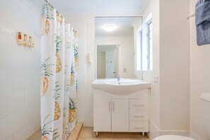 Studio, 1 queensize-seng | Senger med overmadrass, skrivebord, blendingsgardiner og lydisolert