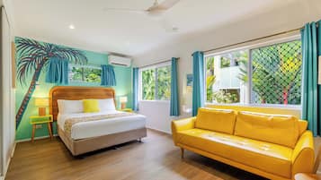 Studio, 1 queensize-seng | Senger med overmadrass, skrivebord, blendingsgardiner og lydisolert