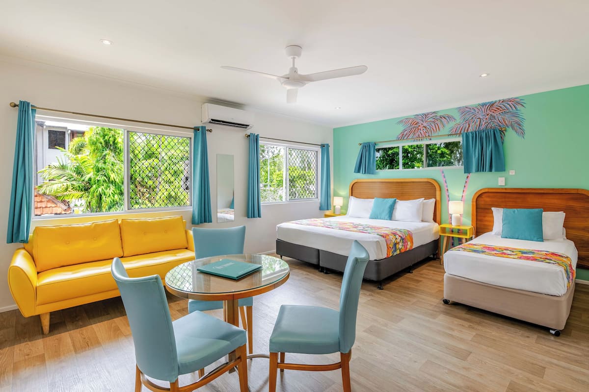 三人房 (1 Queen and 1 Single Bed) | 加厚床垫、办公桌、遮光窗帘、隔音