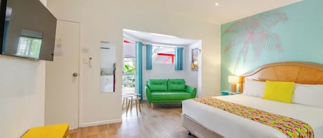 Estudio, 1 cama de matrimonio | Colchones con acolchado adicional, escritorio, cortinas opacas