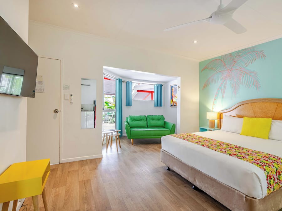 Studio, 1 Queen Bed | Pillowtop beds, desk, blackout drapes, soundproofing