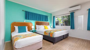 Colchones con pillow-top, escritorio y cortinas blackout